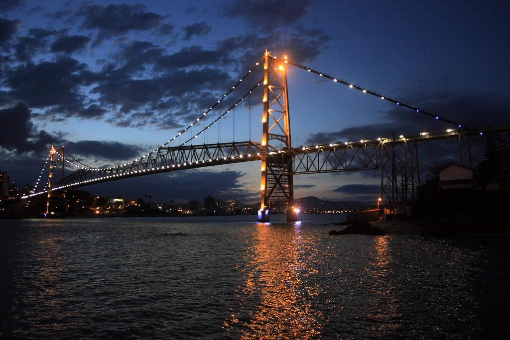 Ponte Hercílio Luz, em Florianópolis, fim da tarde. Conheça melhores bairros